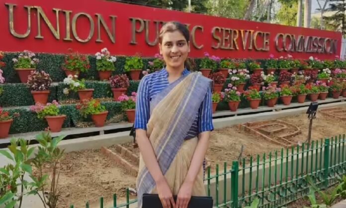 यूपीएससी टॉपर अदिति छपारिया भारतीय विदेश सेवा अधिकारी सफलता कहानी
