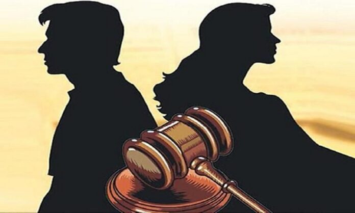 पति और पत्नी के बीच अलगाव और अदालत का प्रतीकात्मक दृश्य