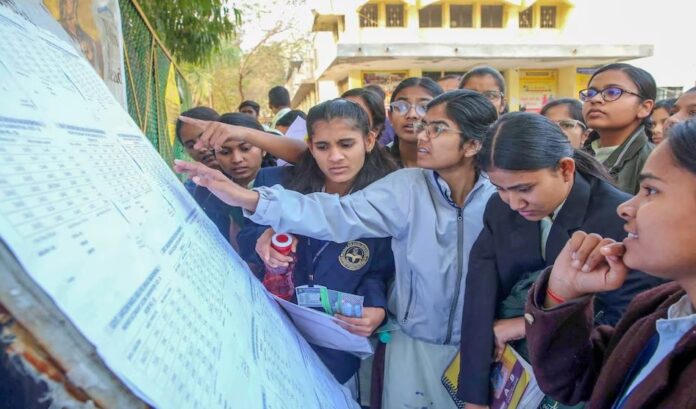 महाराष्ट्र बोर्ड 12वीं रिजल्ट 2026 चेक करते छात्र