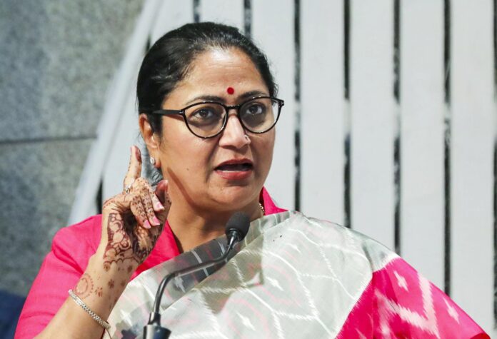 दिल्ली सरकार ने प्राइवेट स्कूलों पर सख्ती बढ़ा दी है। अब अभिभावक किताबें, ड्रेस और स्टेशनरी कहीं से भी खरीद सकेंगे।