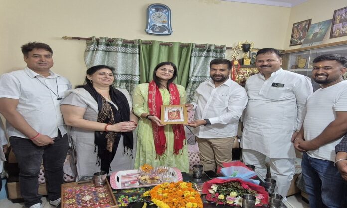 टिफिन सेवा चलाकर बेटियों को पढ़ाने वाली नीलम भाटिया और डिप्टी कलेक्टर बनी मीनाक्षी भाटिया