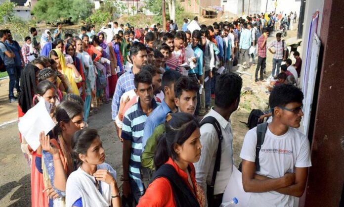 उत्तर प्रदेश पुलिस भर्ती परीक्षा में शामिल होने पहुंचे अभ्यर्थी