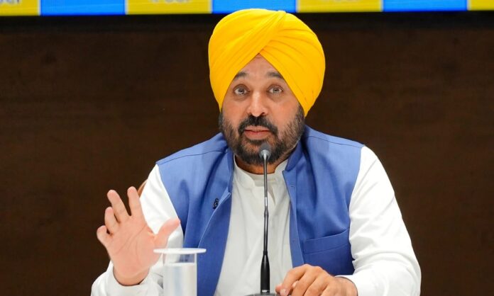 निजी स्कूलों की फीस नियंत्रण को लेकर घोषणा करते मुख्यमंत्री भगवंत मान