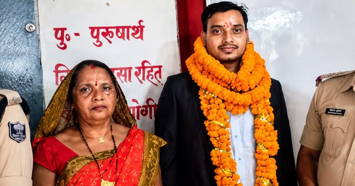 बीपीएससी में सफल हुए धर्मेंद्र कुमार अपनी मां के साथ