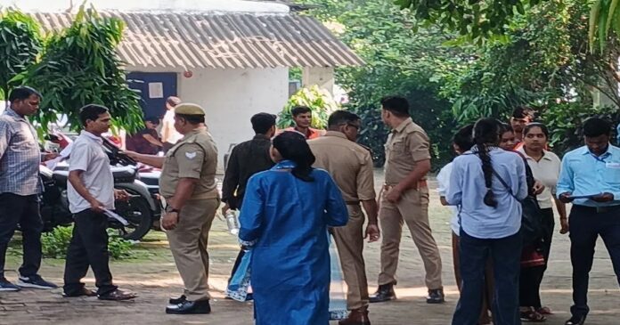UPSSSC PET 2026 में शामिल होने से पहले जान लें परीक्षा केंद्र पर प्रवेश और OMR शीट से जुड़े नियम।
